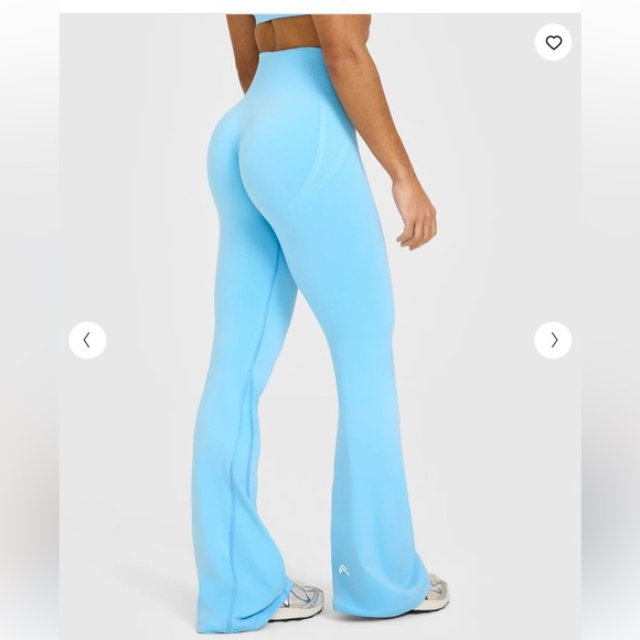 EFFORTLESSLIFT™ SEAMLESS FLARED BOTTOMS WITH WHITE LOGO - Picture 2 of 8